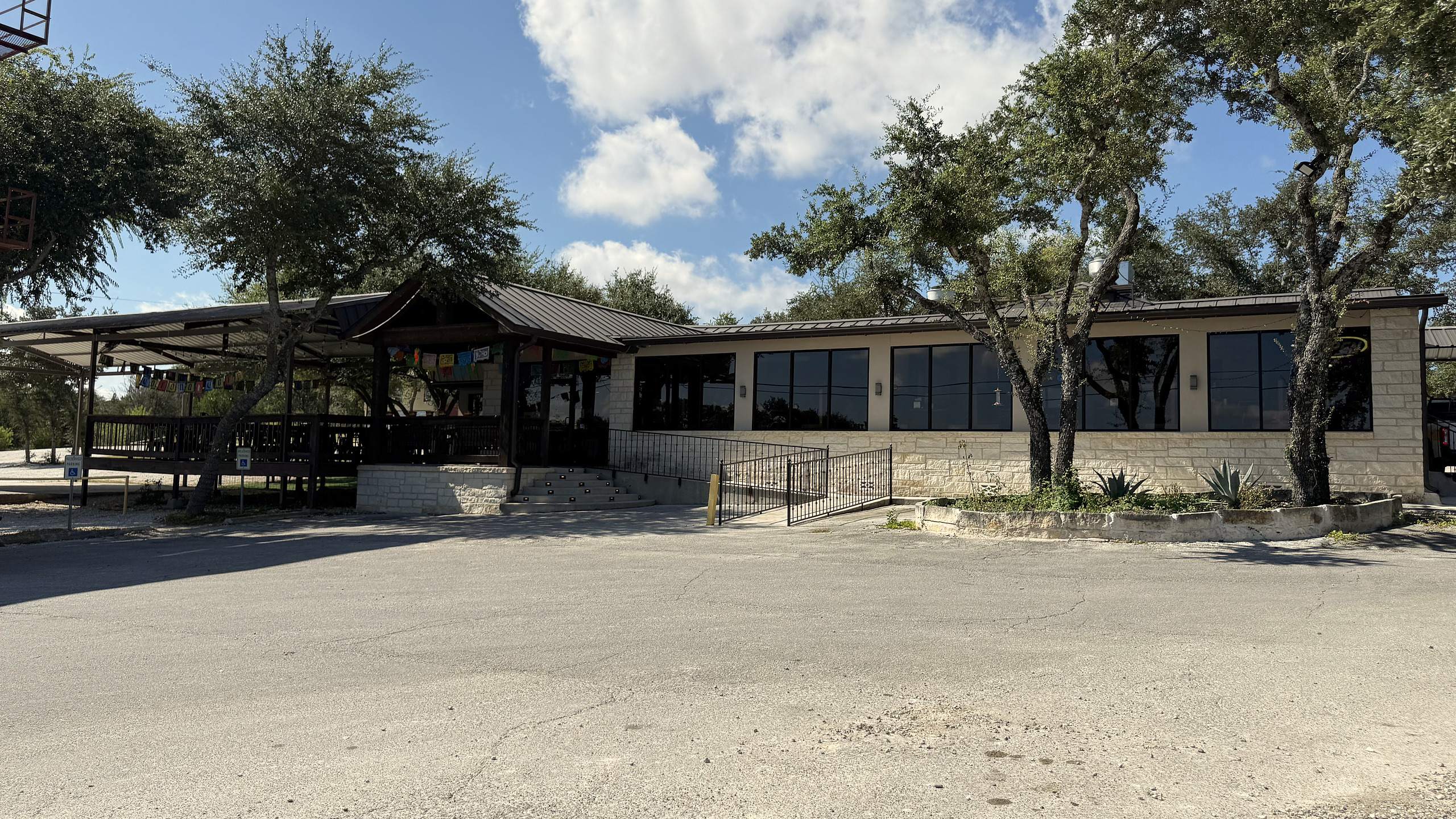 El Jalisco #3 by day on Highway 46 — the limestone building under its dark metal roof, live oaks over the lot