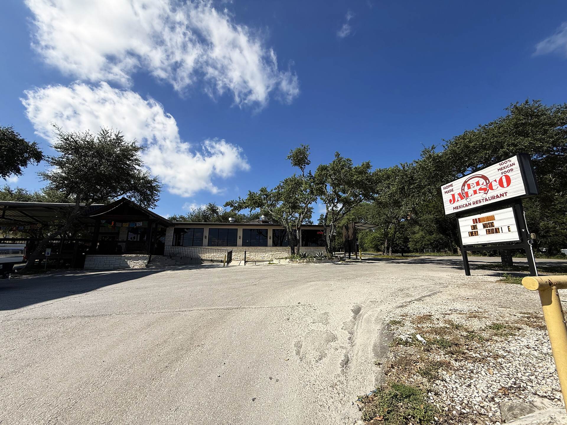 The restaurant seen from Highway 46, its marquee standing at the edge of the drive